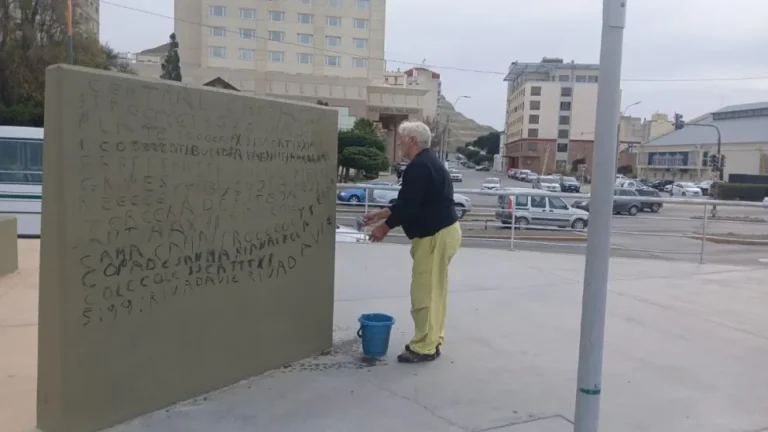 Vandalizaron uno de los monumentos a los Caídos en la Guerra de Malvinas y un veterano limpió las inscripciones