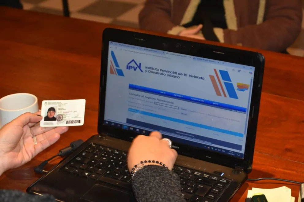 El Gobierno refuerza su presencia territorial dando respuestas a adjudicatarios de viviendas en Río Mayo y Sarmiento