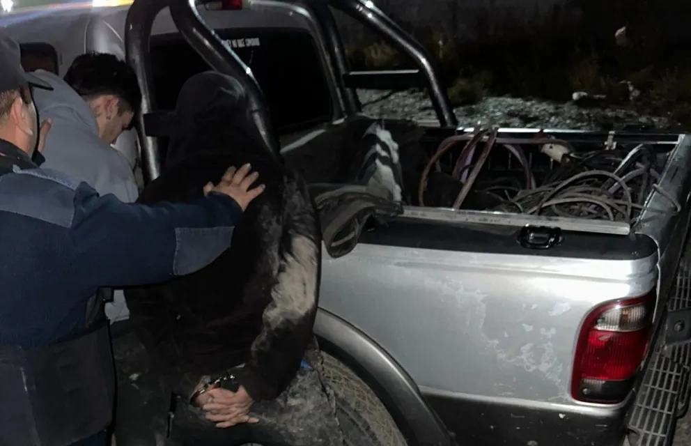 Un joven de 17 años y un adulto fueron detenidos por robar cables en una empresa
