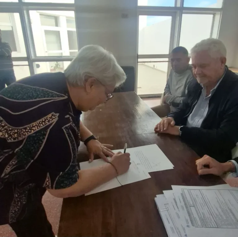 Chubut puso en marcha un programa para que vecinos de barrios de la provincia puedan escriturar sus viviendas