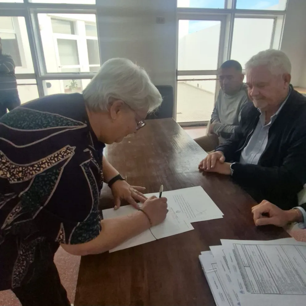 Chubut puso en marcha un programa para que vecinos de barrios de la provincia puedan escriturar sus viviendas