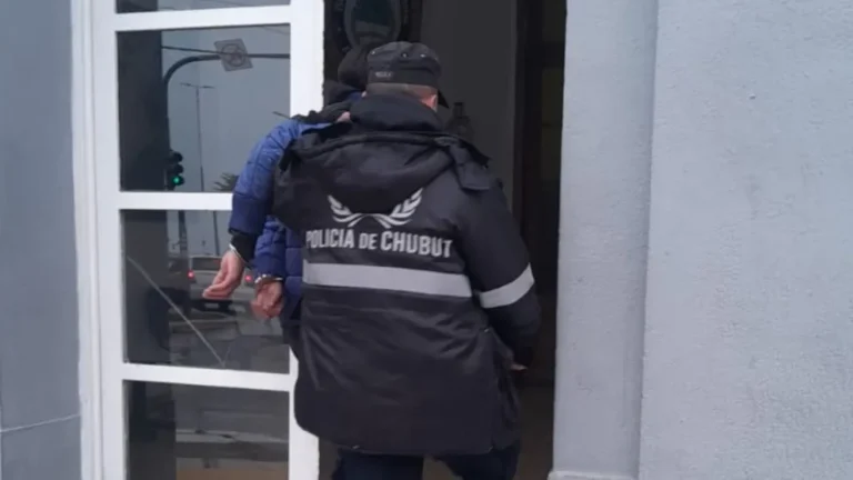 Robó un candado, huyó y lo atraparon dentro de una rotisería