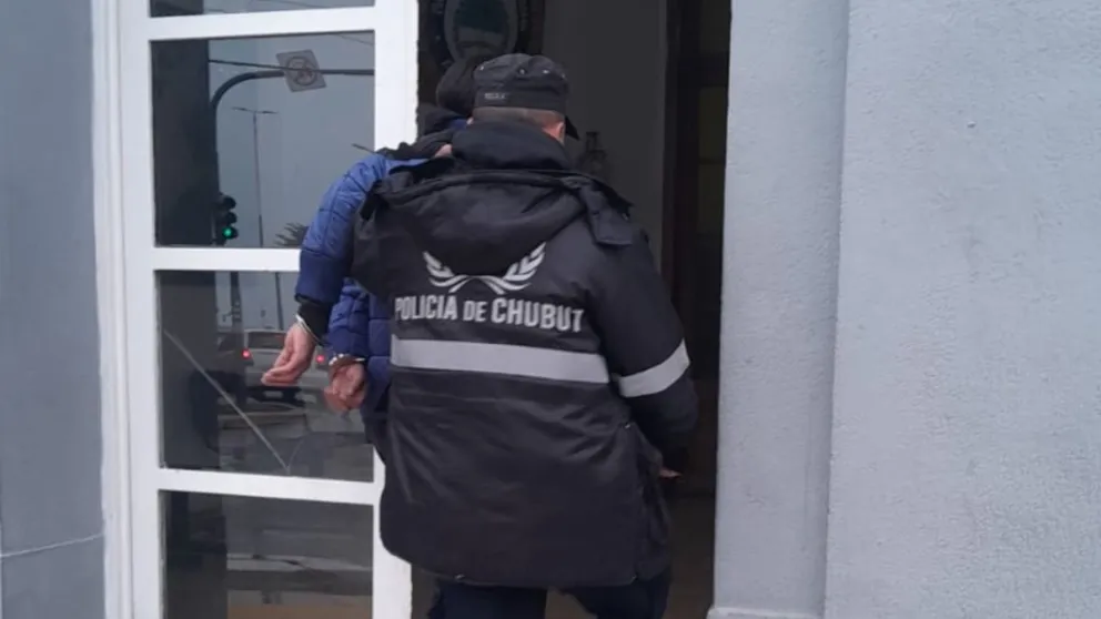 Robó un candado, huyó y lo atraparon dentro de una rotisería