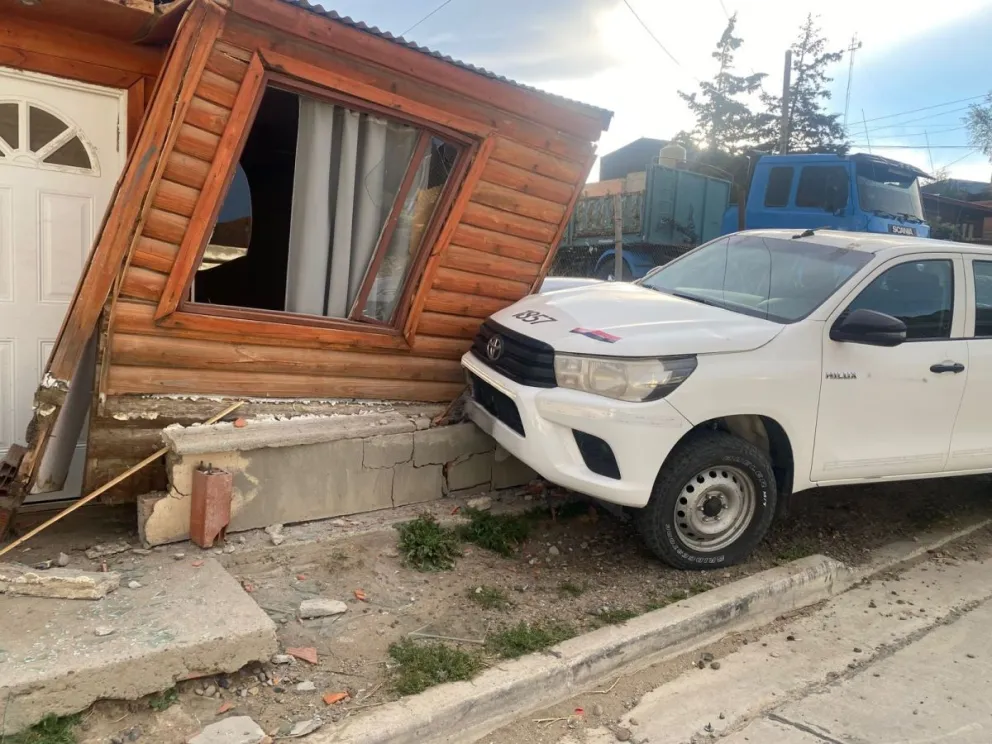 Falló el freno de mano y una camioneta terminó incrustada en un domicilio