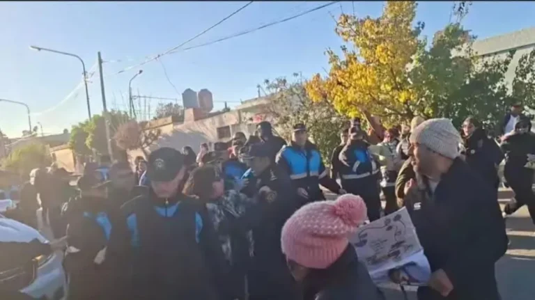 Incidentes en Rawson: la Policía reprimió a docentes que bloqueaban la salida del ministro de educación