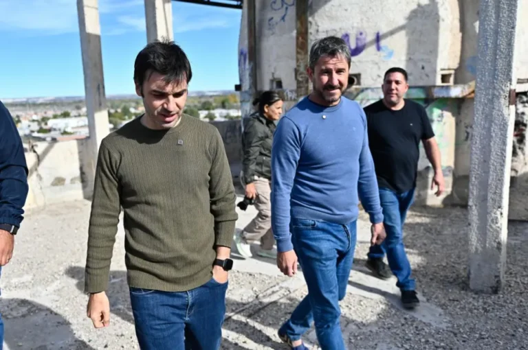 Torres y Merino recorrieron el barrio Corradi: confirmaron la demolición de la calera