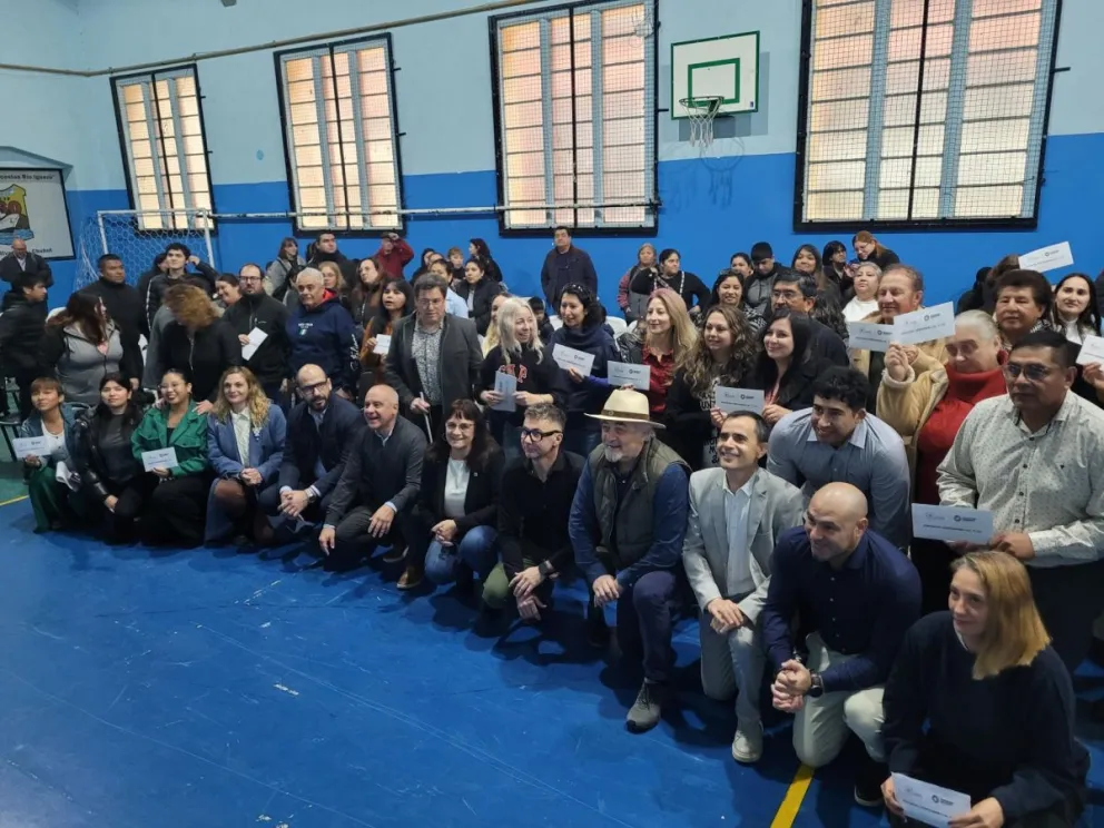 Othar encabezó la entrega de aportes FAEM para 84 escuelas de Comodoro