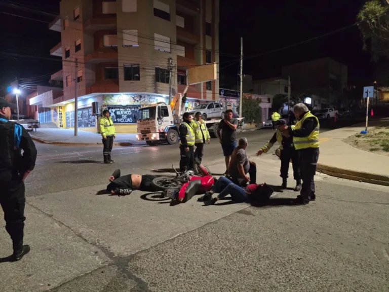 Un motociclista quiso escapar de un control y atropelló a una mujer que cruzaba la avenida Rivadavia
