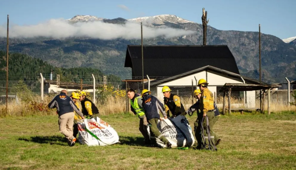 Hito en la restauración de bosque nativo: Chubut concretó el primer operativo aéreo de transporte masivo de plantines