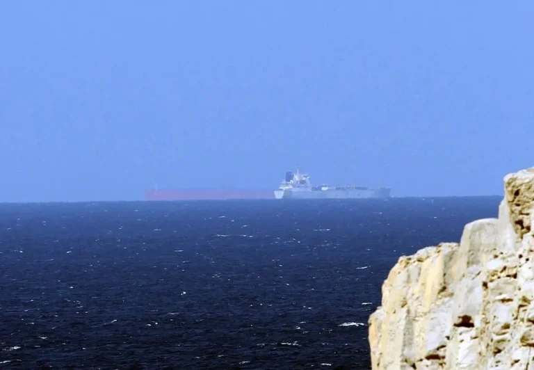 Irán volvió a cerrar Ormuz y amenaza con destruir barcos tras ataque en Líbano