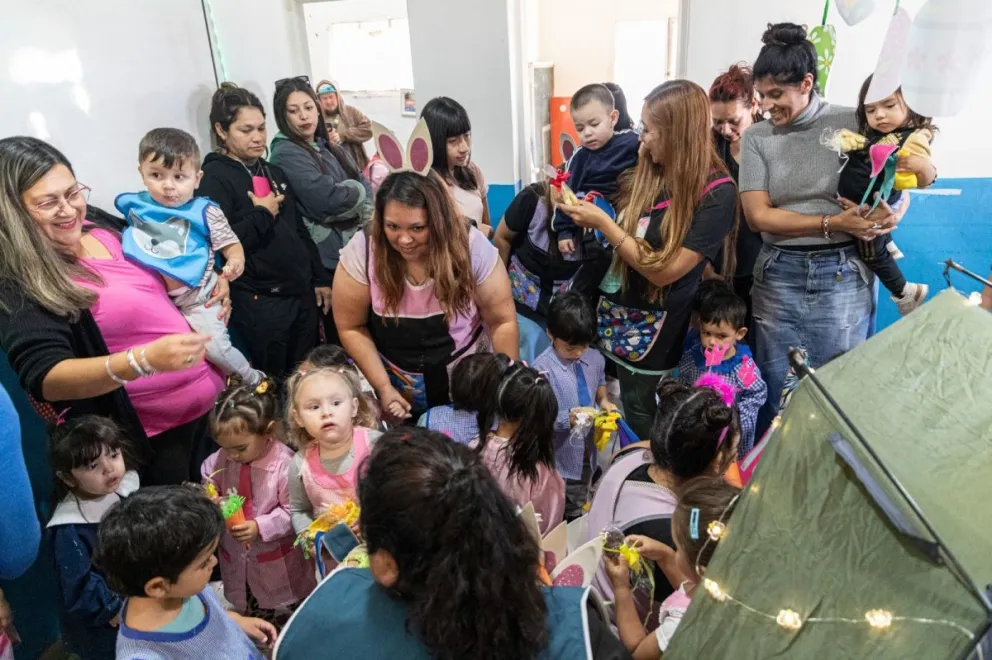 El Centro de Promoción Laboral entregó obsequios de Pascuas a más de 80 niños 