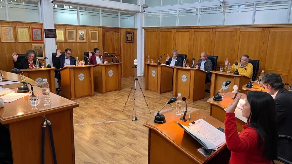 Proponen prohibir limpiavidrios y analizan suba del transporte urbano