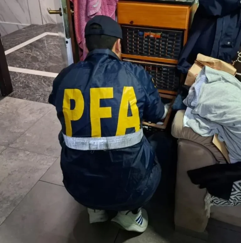 Desarticulan una red internacional de estafas digitales y detienen a 17 personas