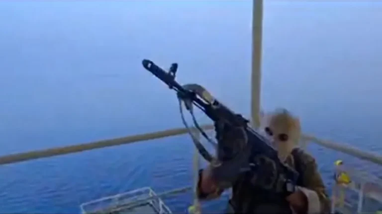 Irán difundió un video del abordaje a dos buques en el estrecho de Ormuz