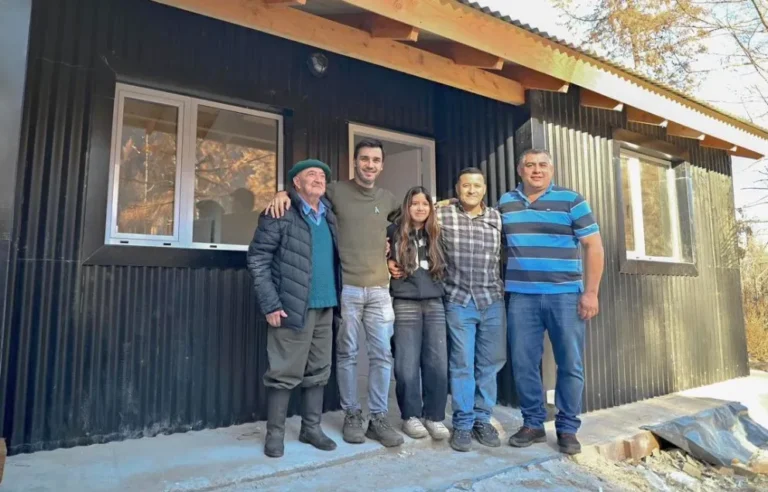 Reconstrucción de la comarca andina: más familias afectadas por los incendios recibieron las llaves de su nueva vivienda