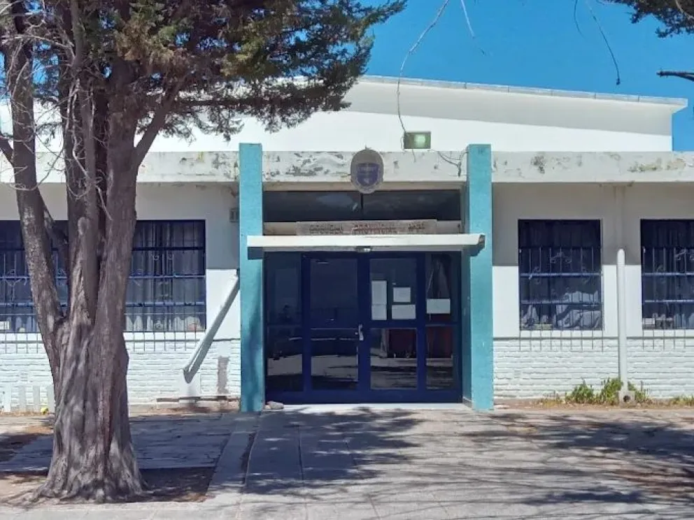 Denuncian que violaron a un estudiante en el baño de una escuela de Trelew