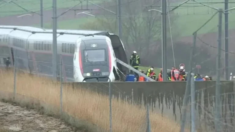 Trágico choque de tren y camión en Francia deja un muerto y 27 heridos