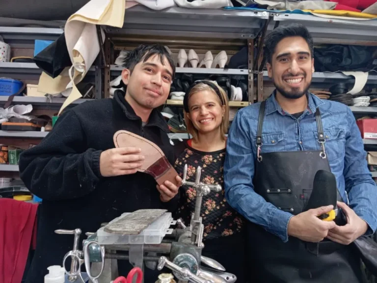 El resurgir de lo artesanal: el zapatero de Km. 8 que le gana a la crisis del "use y tire"