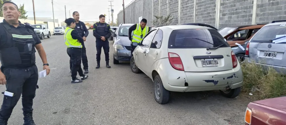 Retiran 130 vehículos secuestrados de la Comisaría Tercera
