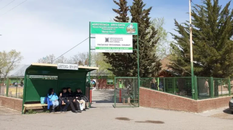 Allanaron viviendas de alumnos por amenaza de tiroteo en escuela rural de Bryn Gwyn