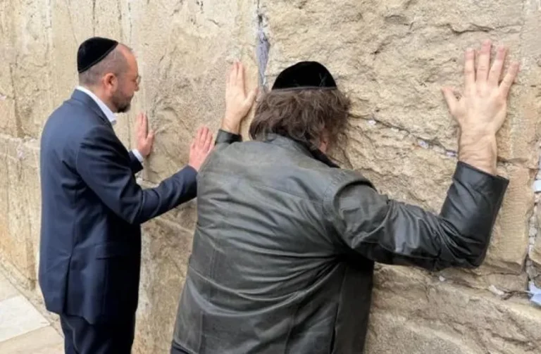 Javier Milei arribó a Israel y visitó el Muro de los Lamentos