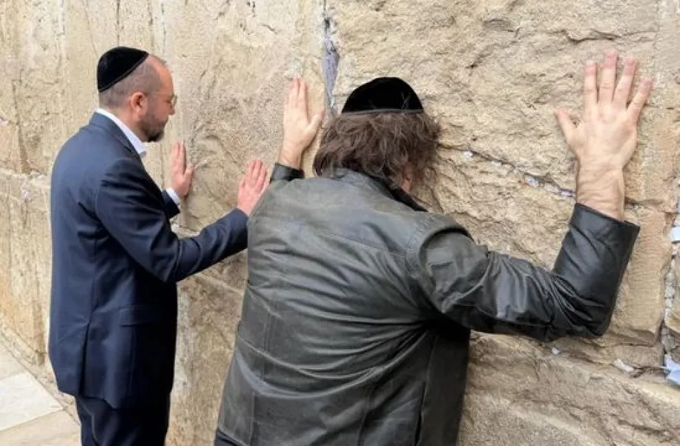 Javier Milei arribó a Israel y visitó el Muro de los Lamentos