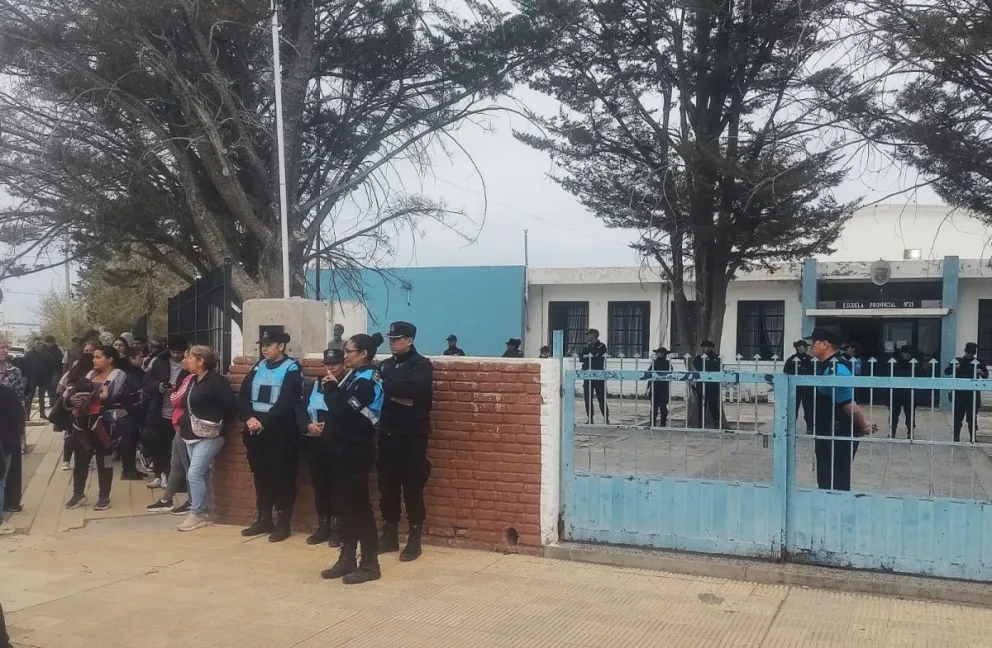 Graves incidentes entre padres y policías ante un masivo pedido de justicia