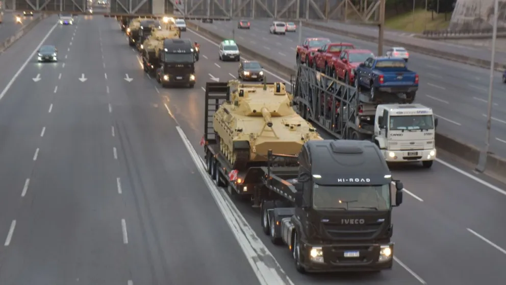 El Ejército Argentino moviliza blindados y tropas hacia Comodoro para el Ejercicio Kekén