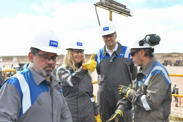 Bajo la lupa judicial, Manuel Adorni muestra respaldo de Karina Milei en Vaca Muerta