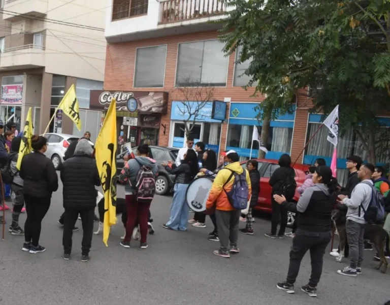 Reclamo en Trelew por el recorte al salario social complementario