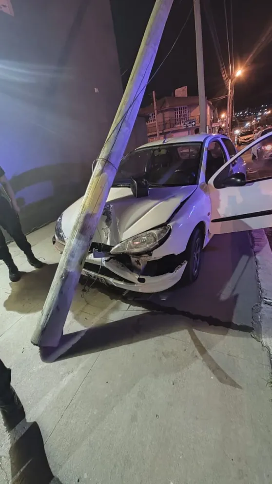 Un auto se estrelló contra un poste en el barrio San Cayetano