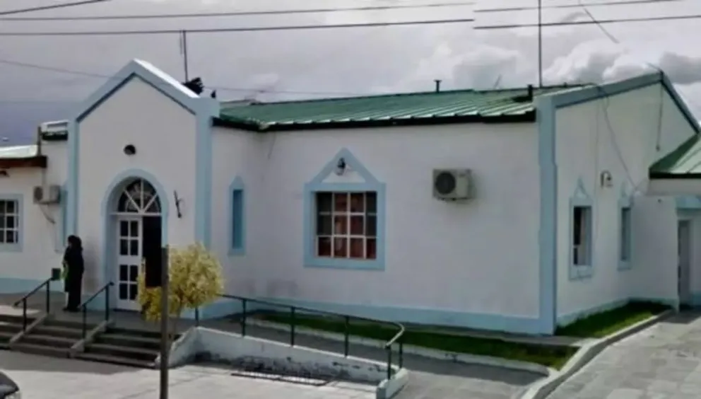 Mujer y su bebé hospitalizadas tras chocar en bicicleta contra la puerta abierta de un auto