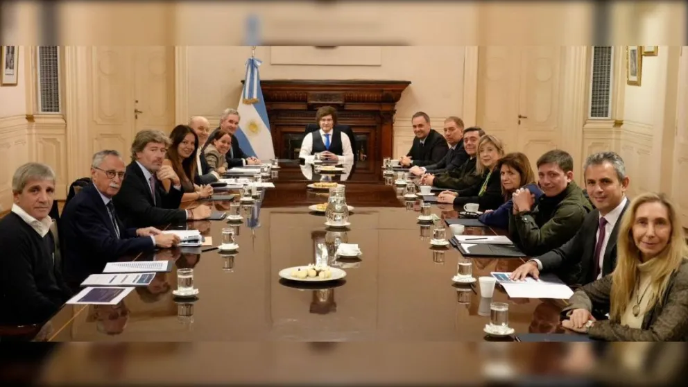 Milei respaldó a Adorni en una nueva reunión de Gabinete para reactivar la gestión