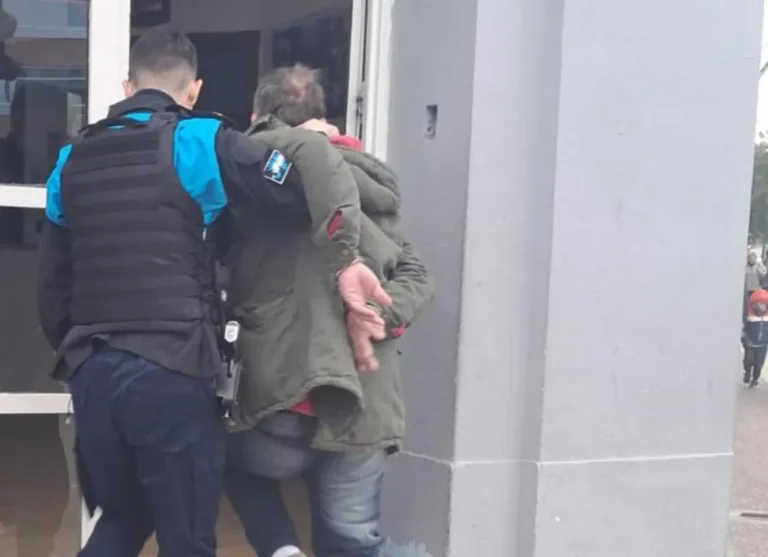 Un hombre fue demorado tras insultar a transeúntes y portar un cuchillo