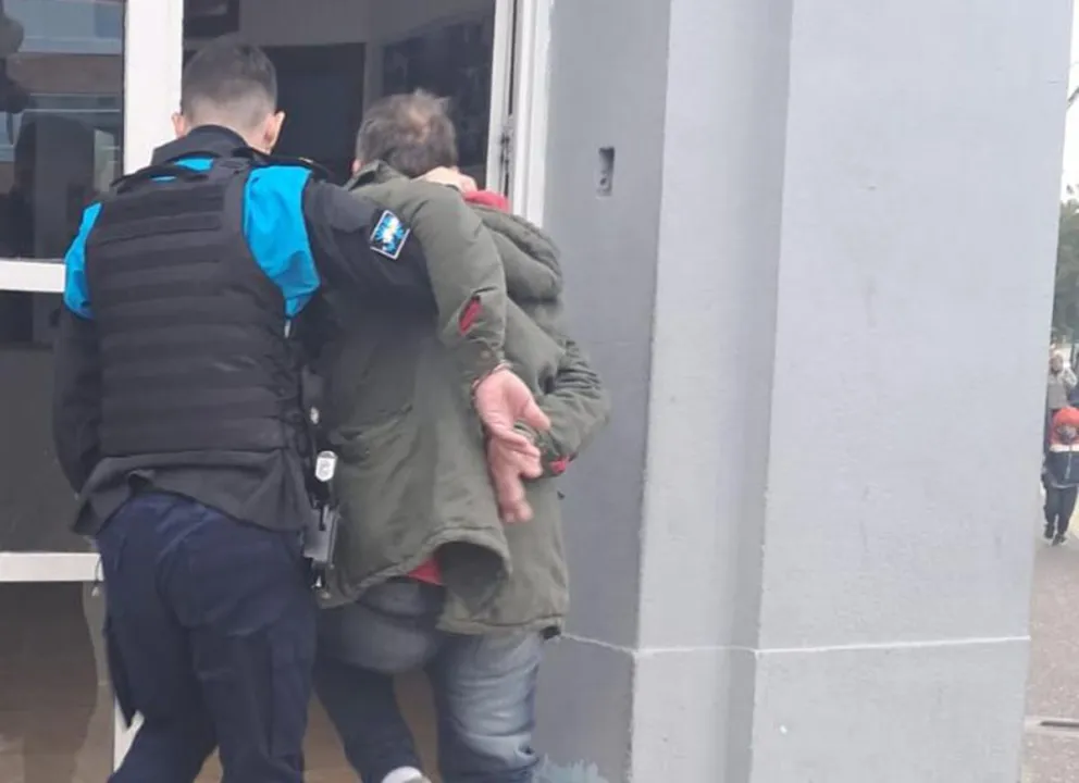 Un hombre fue demorado tras insultar a transeúntes y portar un cuchillo