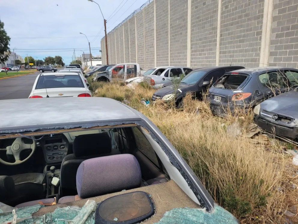 Trasladan más de 140 vehículos secuestrados al corralón para sanear sectores de comisarías