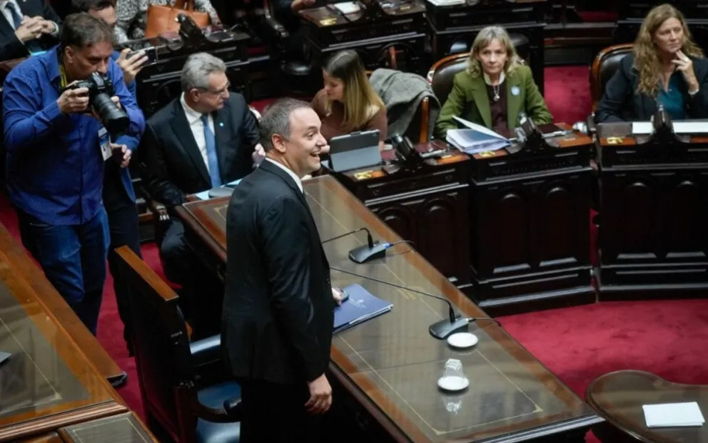 Adorni responde a sus cuestionamientos en el Congreso por gastos y bienes