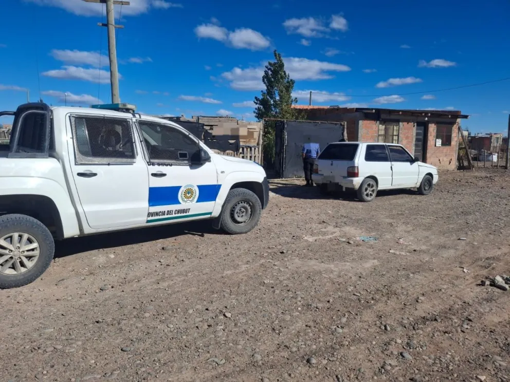 Colisionaron, volvieron con armas y se llevaron la moto en un auto robado