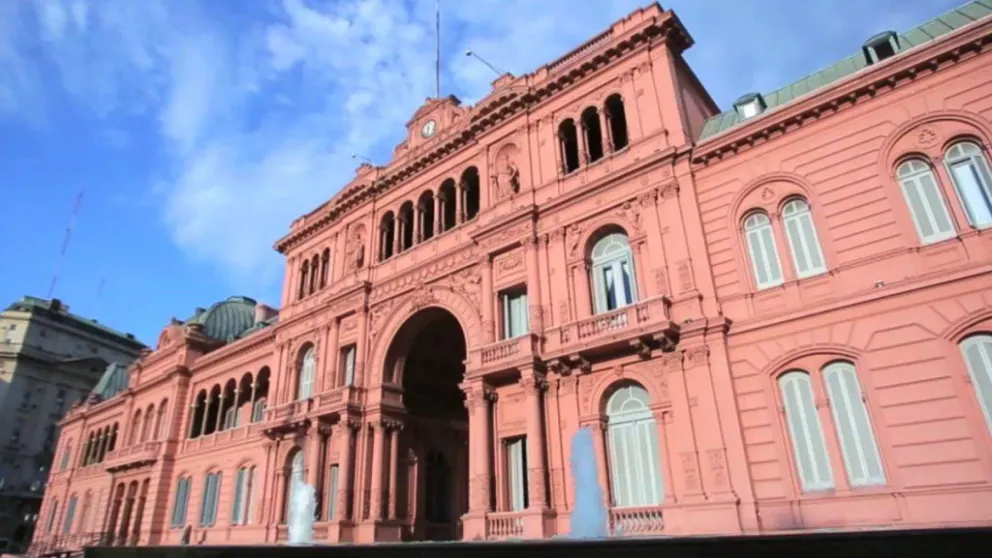 El Gobierno denunció a periodistas por espionaje y prohibió a la prensa en Casa Rosada
