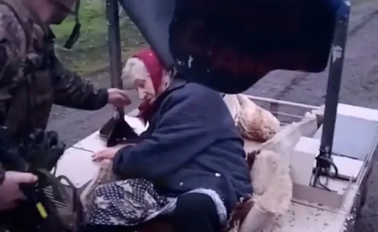Ucrania: evacuaron a una mujer de 77 años mediante drones terrestres