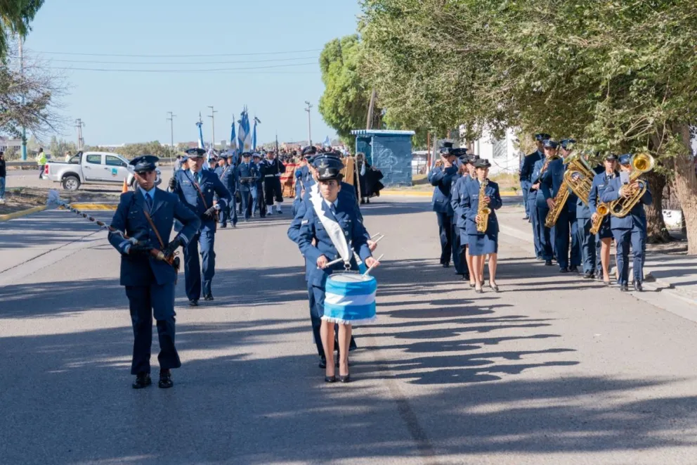 Desfile en el barrio Rodriguez Peña a 44 años de la Guerra de Malvinas