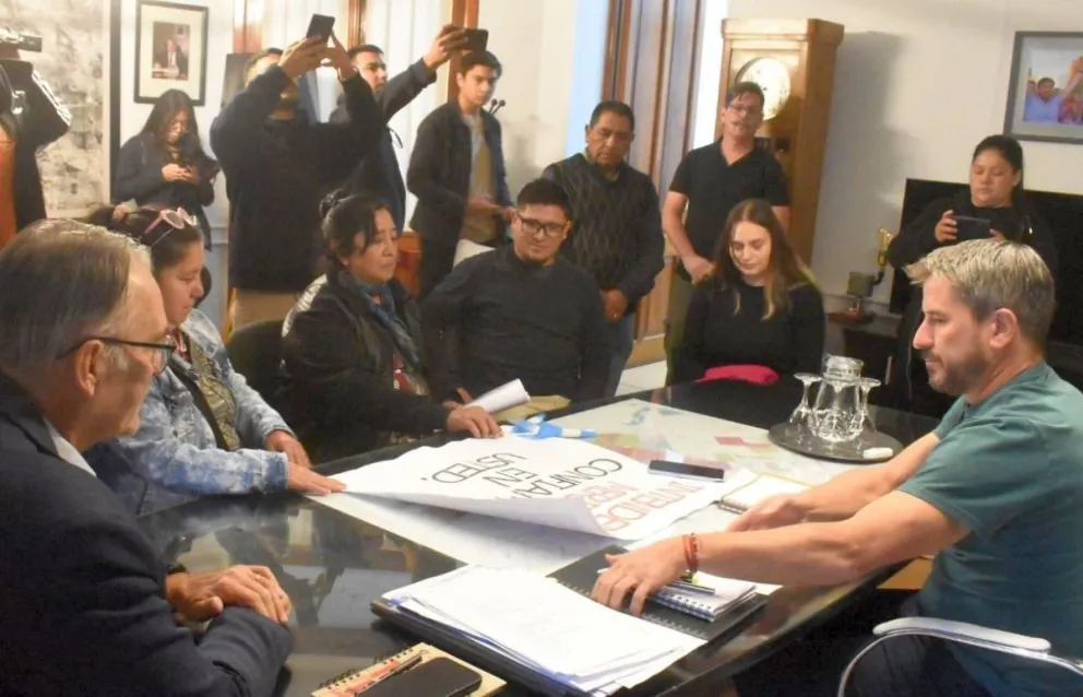 Vecinos de la Chacra 26 se manifestaron en Fiscalía y en la Municipalidad de Trelew