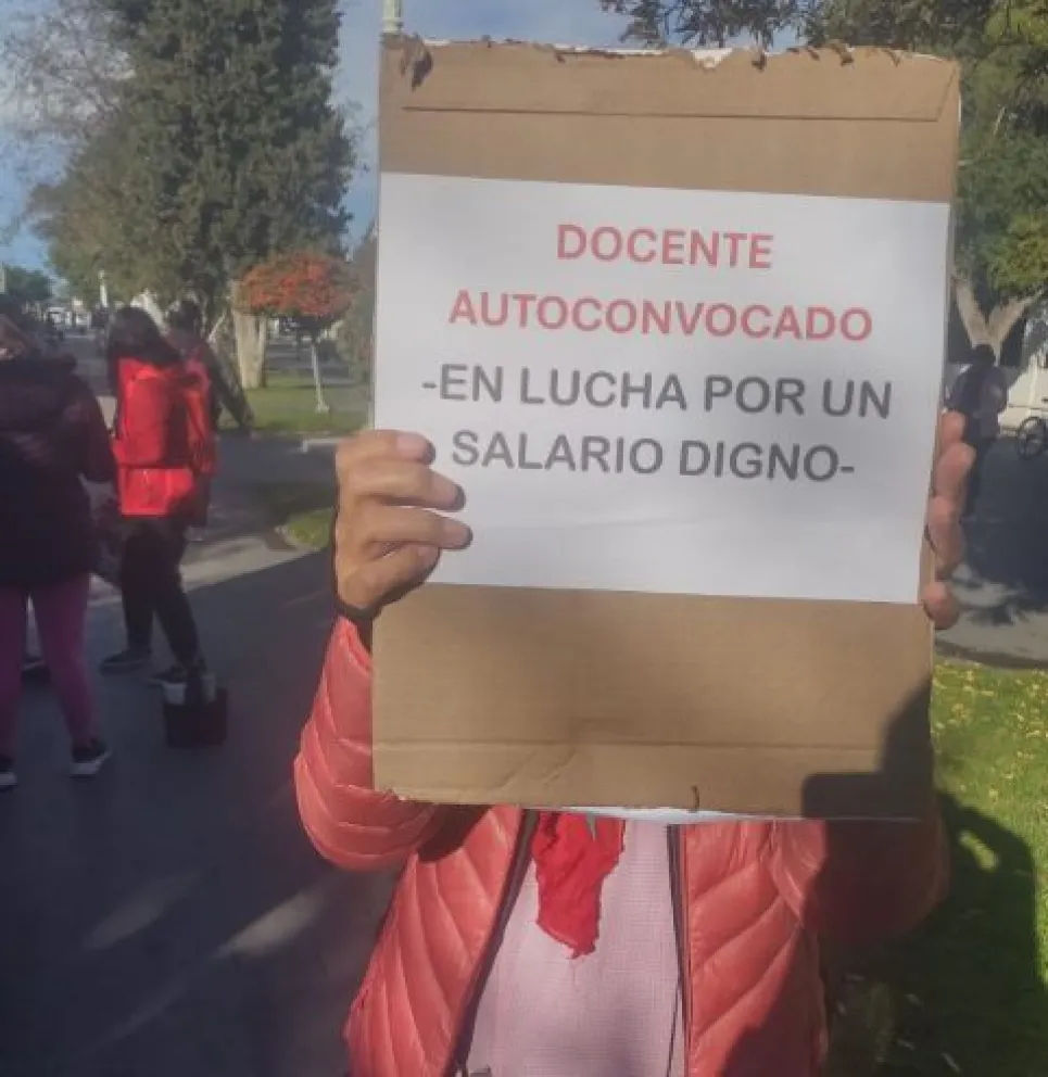 Docentes autoconvocados y auxiliares marcharon en Rawson y fueron recibidos en Casa de Gobierno