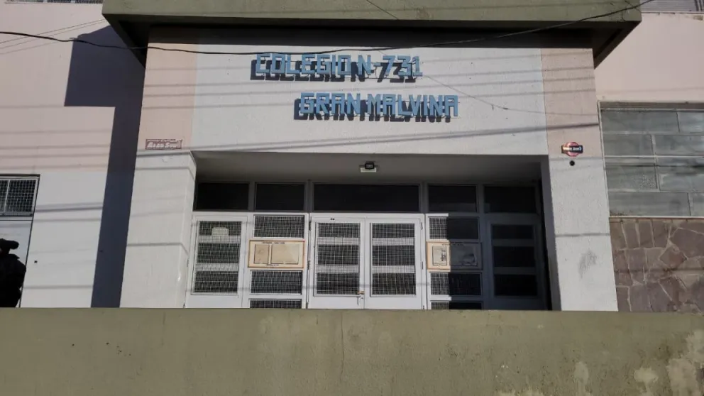 Útiles en la mano y mochilas transparentes: la medida de la Escuela 731 ante amenazas