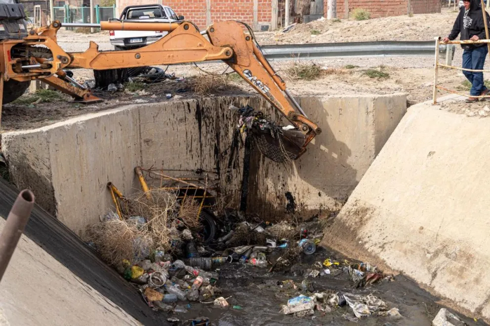 Limpian canales pluviales para prevenir inundaciones ante posibles lluvias
