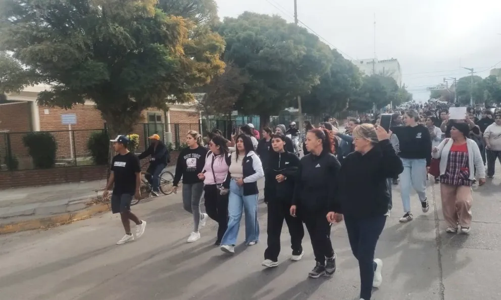 Madres marcharon en Trelew y fueron recibidas por Merino tras los incidentes en la Escuela 21