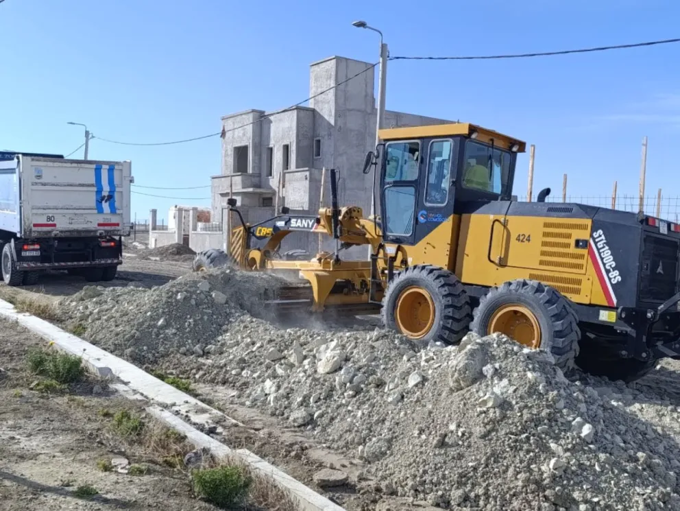 Refuerzan trabajos viales en barrios de Comodoro