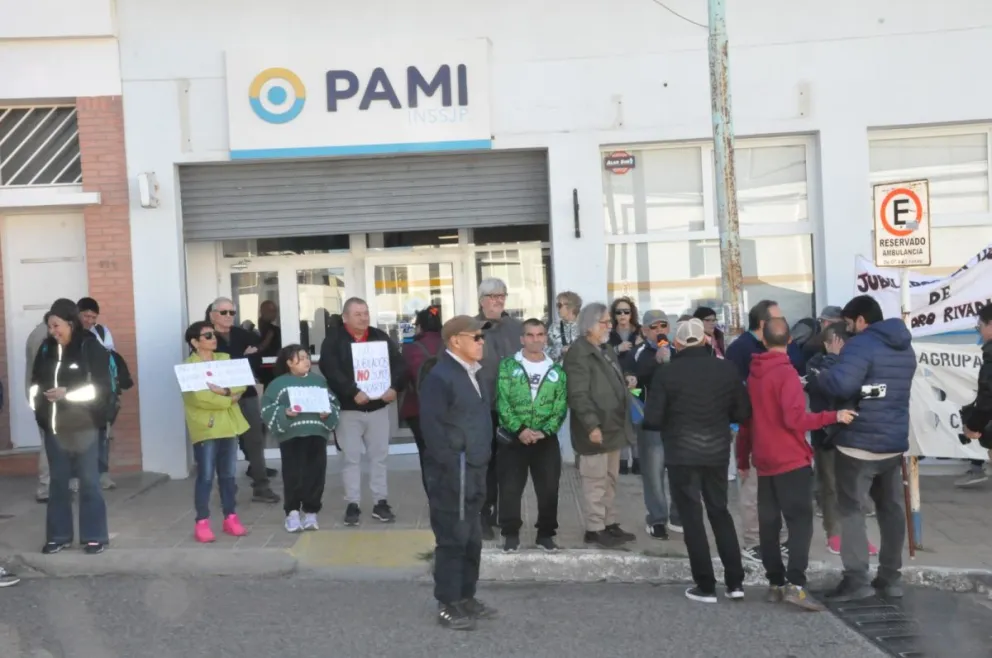 Jubilados reclamaron frente al PAMI por la crisis en medicamentos y prestaciones