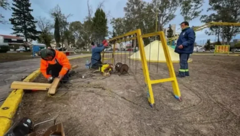 El Municipio de Rawson finalizó trabajos de reparación en juegos de la Plaza Güemes