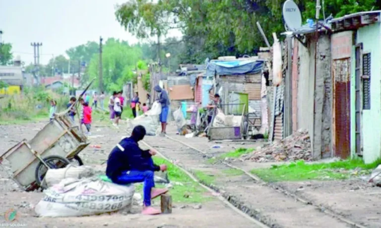 Desde la UCA advierten que la baja en la pobreza es una "ficción metodológica"